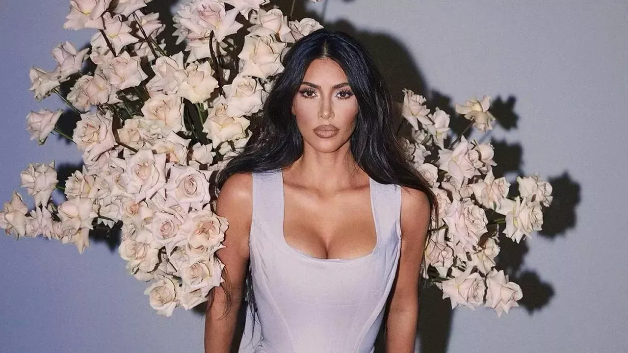 Kim Kardashian’ın bikinisi ıslanınca frikik kaçınılmaz oldu!