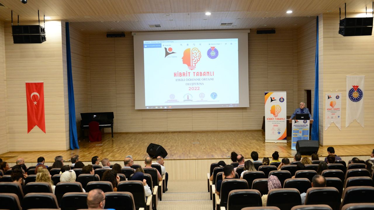 KSÜ’de Öğretmenlere 'Hibrit Tabanlı' Eğitim Çalıştayı