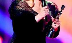 Adele ödülleri topladı