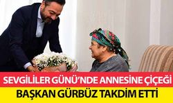 Sevgililer Günü’nde Annesine Çiçeği, Başkan Gürbüz Takdim Etti