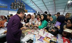 Yazar Kapaklıkaya’ya Kitap Fuarı’nda Yoğun İlgi