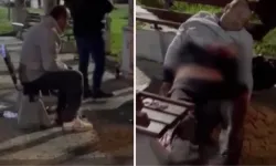 Bıçaklanarak yaralanan adam bankta horlayarak uyuya kaldı