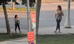 Gündüz vakti fuhuş pazarlığı! Kimseye aldırış etmeden iç çamaşırını gösterdi!