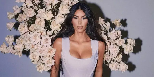Kim Kardashian’ın bikinisi ıslanınca frikik kaçınılmaz oldu!