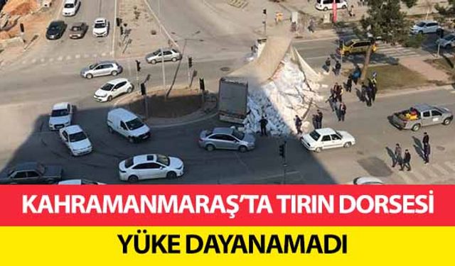 Kahramanmaraş’ta tırın dorsesi yüke dayanamadı