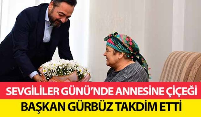 Sevgililer Günü’nde Annesine Çiçeği, Başkan Gürbüz Takdim Etti