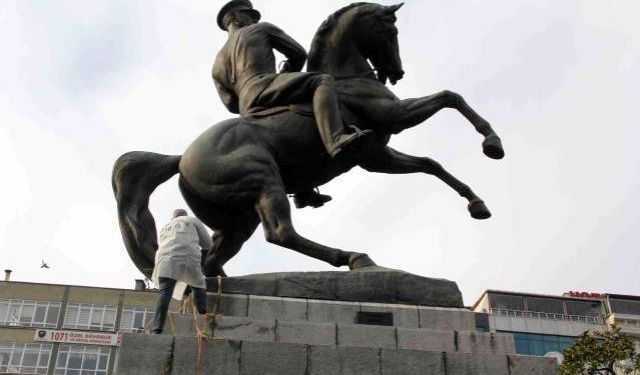 Atatürk Anıtını Halat Bağlayıp Yıkmak İstediler