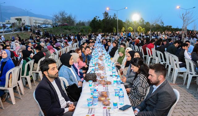 Kahramanmaraş Büyükşehir Belediyesi, KSÜ Öğrencilerine İftar Yemeği Verdi