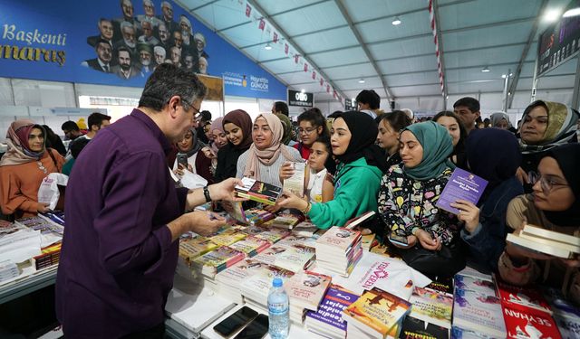 Yazar Kapaklıkaya’ya Kitap Fuarı’nda Yoğun İlgi