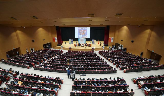 Kampüs Fest’in İlk Gününde Ünlüler Geçidi