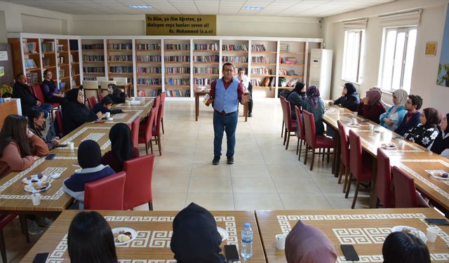 Kütüphane Söyleşileri Gençlerle Buluşmaya Devam Ediyor