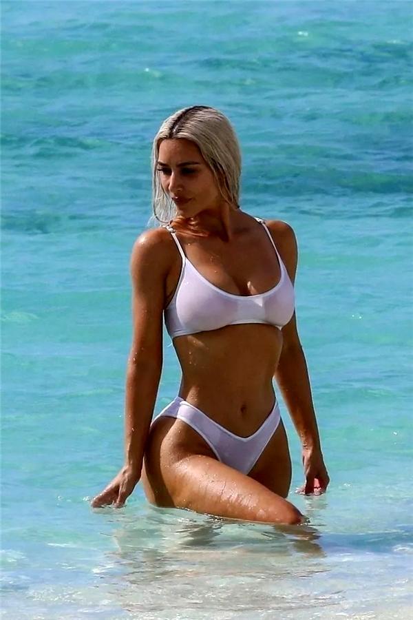 kim-kardashian-ic-gosteren-bikinisiyle-sov-ya-3-15071118_o